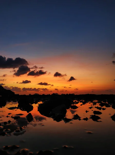 Барвистий Захід Сонця Пляжі Відображення Неба Заходу Сонця Воді — стокове фото