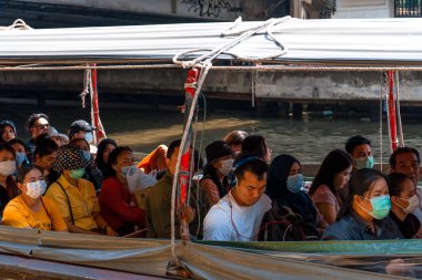 Bangkok 'un su kanallarında tekne gezintisi. Toplu su taşımacılığı. Bangkok, Tayland - 02.06.2020