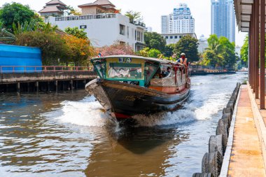 Bangkok 'un su kanallarında tekne gezintisi. Toplu su taşımacılığı. Bangkok, Tayland - 02.06.2020
