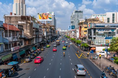 Bangkok yolunda yoğun trafik var. Metropolis sokaklarında çok sayıda araba var. Bangkok, Tayland - 02.06.2020