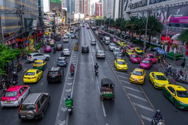 Bangkok yolunda yoğun trafik var. Metropolis sokaklarında çok sayıda araba var. Bangkok, Tayland - 02.06.2020