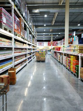 Büyük market mega marketi. Muazzam ürün seçimi. Samui, Tayland - 02.11.2020