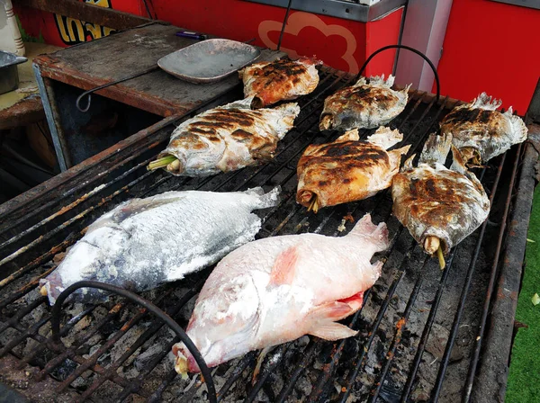 鮮魚は魚市場で焼かれる — ストック写真