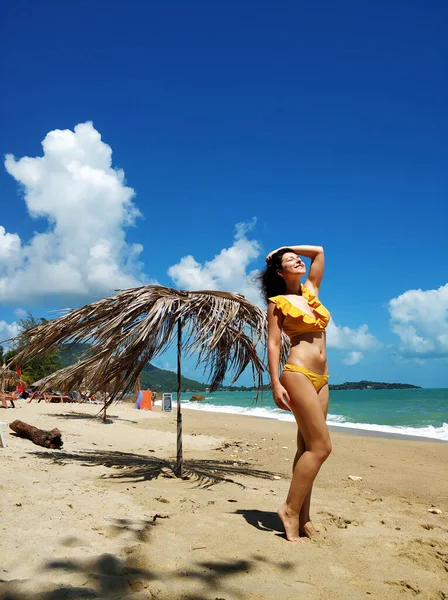 Young Girl Beautiful Figure Enjoying Vacation Beach — Stock Photo, Image
