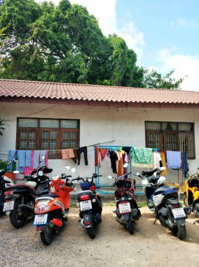 Asya 'da bir adada motosikletle dolu bir otopark. Samui, Tayland - 02.25.2020