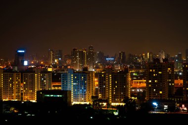 Metropolün gece manzarası yukarıdan.