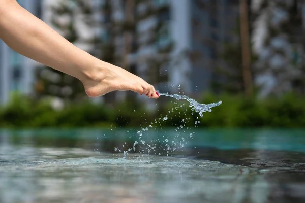 Közelkép Egy Lány Lábáról Leereszkedik Medencébe Láb Megérinti Vizet Úszás — Stock Fotó