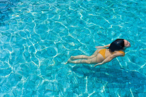 Κορίτσι Βουτάει Κάτω Από Νερό Στην Πισίνα — Φωτογραφία Αρχείου
