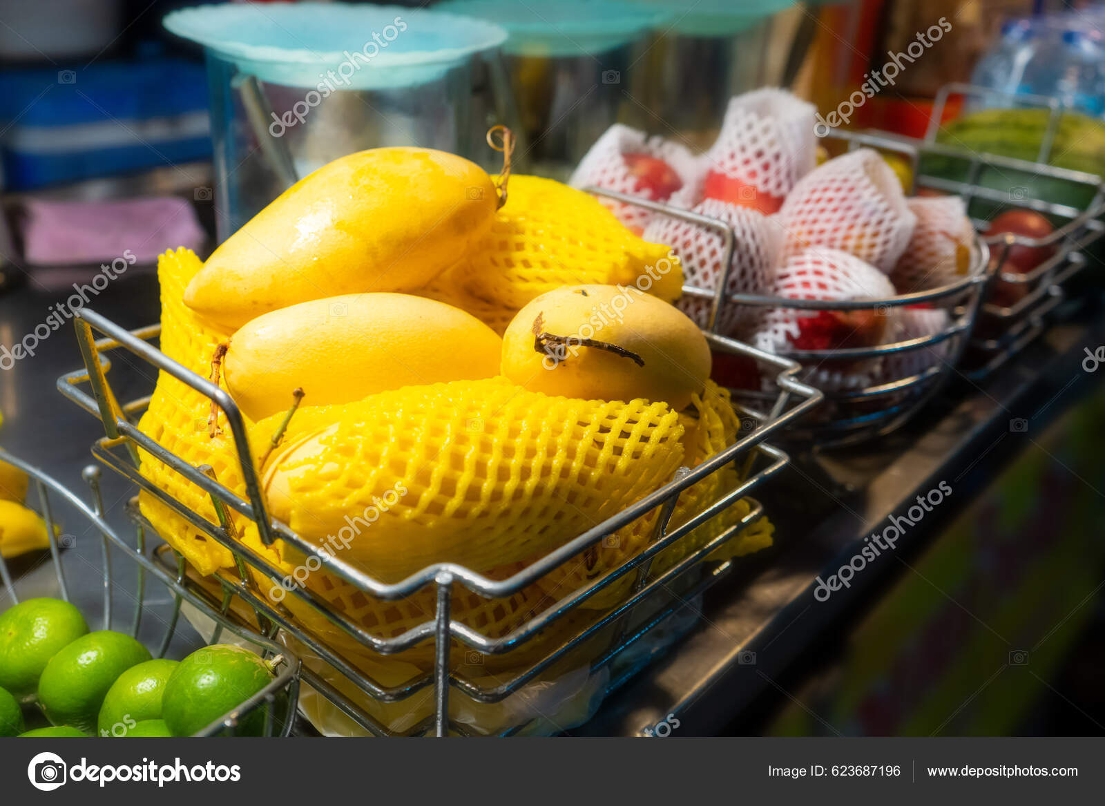 Counter Selling Freshly Squeezed Tropical Fruit Juices Stock Photo by  ©Kukota 623687196