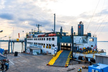 Deniz limanı. Feribotun kalkışı. Arabaları yüklüyorum. Samui, Tayland - 02.09.2020