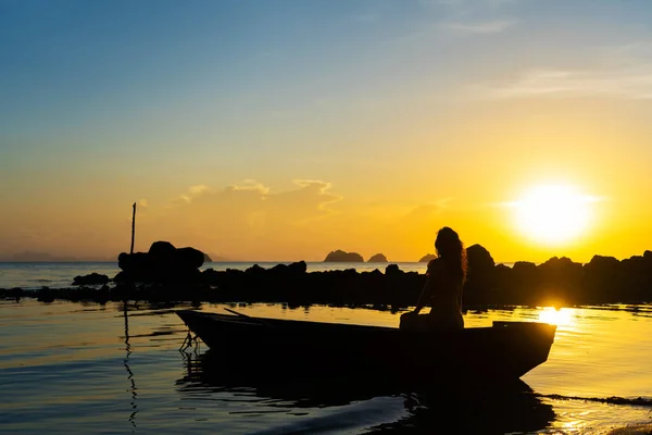 Gün Batımında Bir Kızla Romantik Tekne Gezisi Kız Okyanusta Ahşap — Stok fotoğraf