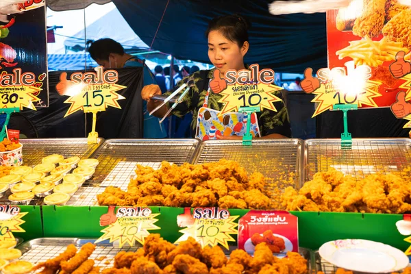Snack Puesto Pollo Frito Mercado Asia Samui Tailandia 2020 — Foto de Stock
