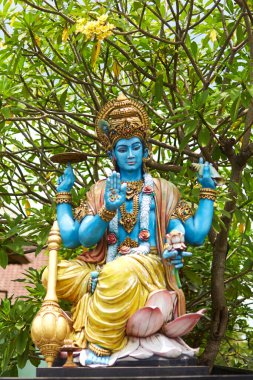 Mavi çoklu kollu bir Şiva heykeli. Bali adasındaki Hint-Budizm Tanrıları. Bali, Endonezya - 03.01.2018