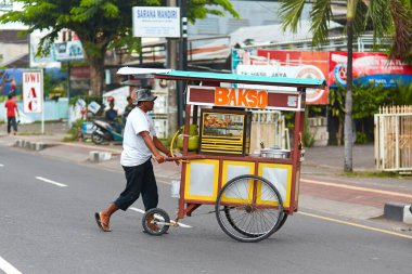 Asya 'da küçük özel işletmeler. Seyyar satıcıdan yiyecek satmak. Bali, Endonezya - 03.01.2018