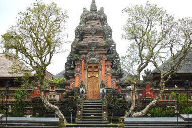 Bali tapınaklarının tanınabilir mimarisi. Tapınağın giriş kapısı, içinde zambak ve gölet olan bir bahçeden geçiyor. Bali, Endonezya - 03.02.2018