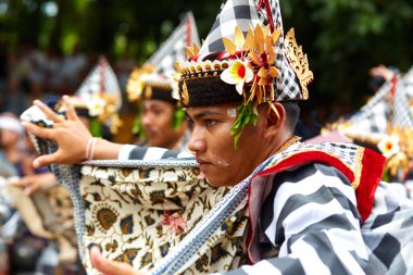 Bali 'de yakma töreni. Geleneksel kıyafetlerle dans eden bir dansçının portresi. Bali, Endonezya - 03.02.2018