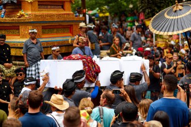 Bali adasında kraliçenin yakılma töreninde büyük bir kalabalık vardı. Unutulmaz bir olay, kameralar önünde çekim yapan insanlar. Bali, Endonezya - 03.02.2018