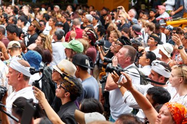 Halka açık bir etkinlikteki bir kalabalık. Kameralar ve cep telefonlarıyla çekim yapan insanlar. Unutulmaz bir olay. Bali, Endonezya - 03.02.2018