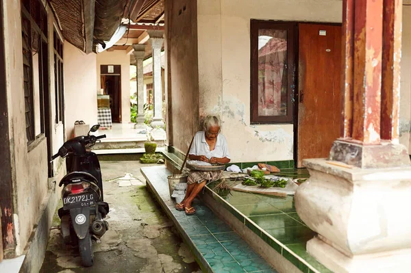 Balinese Woman Grinds Coca Leaves While Sitting Her Front Yard — Stock Photo, Image