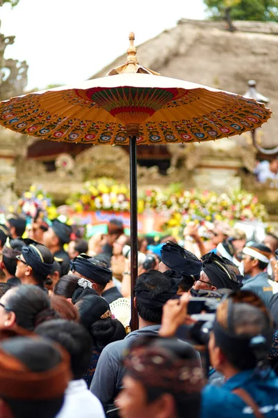 Obřad Kremace Královské Rodiny Ostrově Bali Lidé Topla Nesou Trůn — Stock fotografie