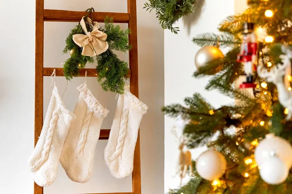 Slavnostní Vánoční Ozdoby Světlé Místnosti Vánočním Stromečkem Pletené Ponožky Pro — Stock fotografie