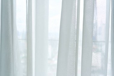 Pencerede yarı şeffaf tül var..