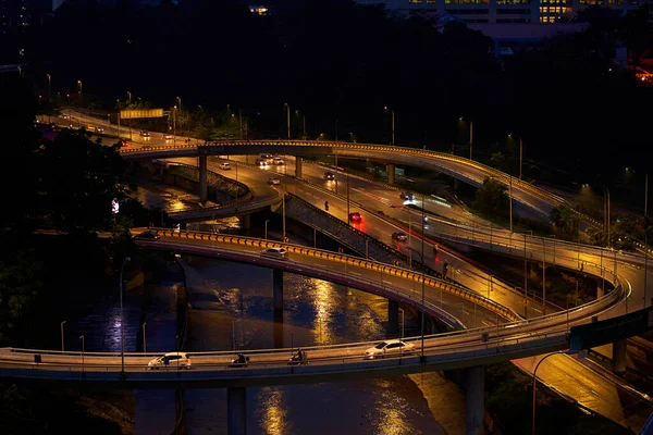 Nachtbild Einer Leuchtenden Mehrstöckigen Straßenkreuzung Mit Starkem Verkehr Straßen Der — Stockfoto