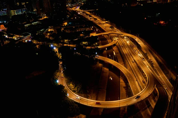 Νυχτερινή Φωτογραφία Ενός Λαμπερού Πολυεπίπεδου Οδικού Κόμβου Έντονη Κίνηση Δρόμοι — Φωτογραφία Αρχείου