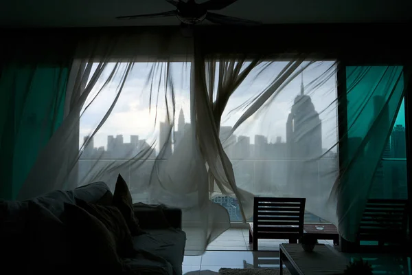 Der Wind Raschelt Den Vorhang Des Panoramafensters Mit Stadtbild — Stockfoto