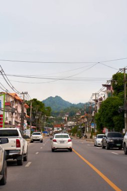 Samui adasında, Tayland 'da trafik vardı. Adada normal bir hayat. Koh Samui, Tayland - 09.08.2022