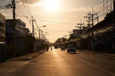 Gün batımında Tayland sokaklarında atmosferik fotoğraf trafiği. Koh Samui, Tayland - 09.15.2022