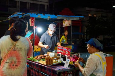 Gece Yemeği Pazarı. Bir yemek satıcısının portresi. Koh Samui, Tayland - 09.15.2022