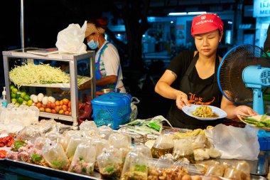 Gece Yemeği Pazarı. Bir yemek satıcısının portresi. Koh Samui, Tayland - 09.15.2022