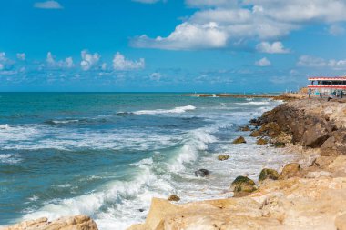 Deniz kıyısı, Tel Aviv 'in panoramik manzarası. İsrail 'de Tatil.