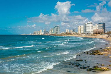 Deniz kıyısı, Tel Aviv 'in panoramik manzarası. İsrail 'de Tatil.