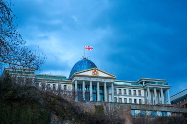 Tiflis 'teki yönetim binası. Sütunlu mimari.