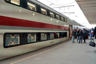 İstasyonda çift katlı yüksek hızlı yolcu treni. Tiflis, Gürcistan - 03.21.2021