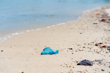 Tatilcilerin kumsalda bıraktığı çöpler..