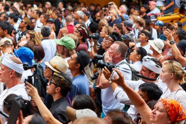Halka açık bir etkinlikteki bir kalabalık. Kameralar ve cep telefonlarıyla çekim yapan insanlar. Unutulmaz bir olay. Bali, Endonezya - 03.02.2018