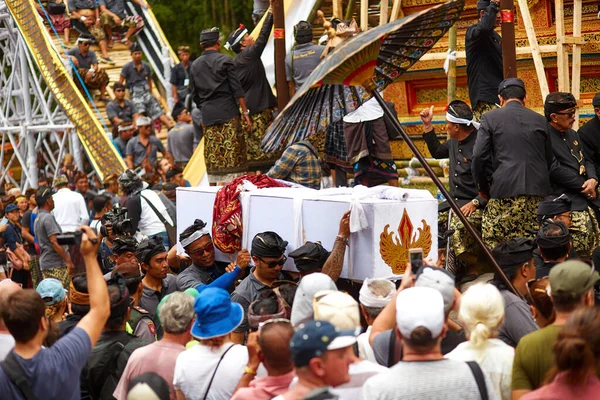 Bali adasında kraliçenin yakılma töreninde büyük bir kalabalık vardı. Unutulmaz bir olay, kameralar önünde çekim yapan insanlar. Bali, Endonezya - 03.02.2018