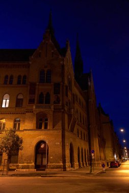 Budapeşte 'nin merkezinde bir gece sokağı. Budapeşte, Macaristan - 08.24.2022