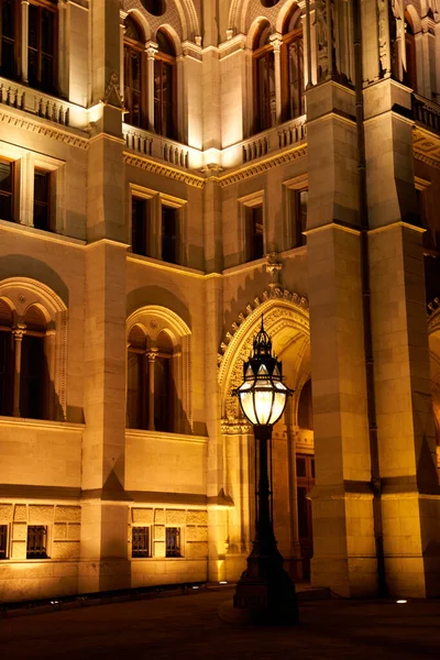 Foto Nocturna Una Linterna Calle Frente Edificio Del Parlamento Budapest — Foto de Stock