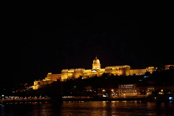 Budapest Paisaje Nocturno Con Montón Faroles Edificios Iluminados Barco Recreo — Foto de Stock