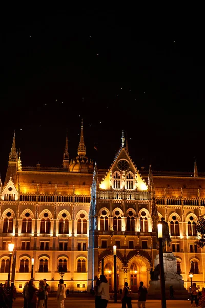 Foto Noturna Edifício Parlamento Budapeste Majestosa Arquitetura Saxônica Iluminada Com — Fotografia de Stock