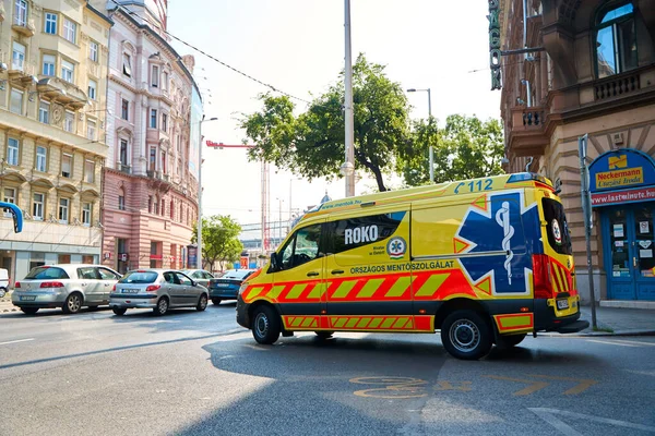 一辆救护车正在穿过城市的街道 匈牙利布达佩斯 2022 — 图库照片