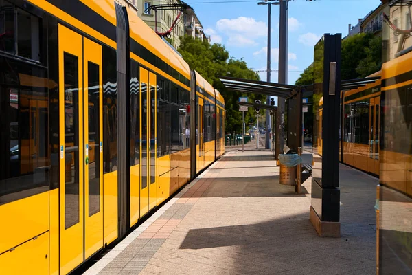 Ένα Σύγχρονο Κίτρινο Λεωφορείο Τραύμα Φιμέ Παράθυρα Μια Στάση Δημόσιων — Φωτογραφία Αρχείου