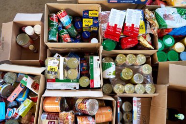 Ukrayna 'ya insani yardım paketleri halinde dağıtıldı. Geçici göçmenlere gönderilmeden önce. Dnipro, Ukrayna - 07.06.2022