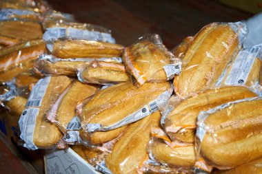 Ukrayna Gönüllü Merkezi 'ndeki insani yardım deposunda, kutular dolusu ekmek. Dnipro, Ukrayna - 06.28.2022