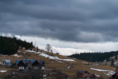 Ukrayna Karpati Dağları kış manzarası. Dağların arasındaki köy.