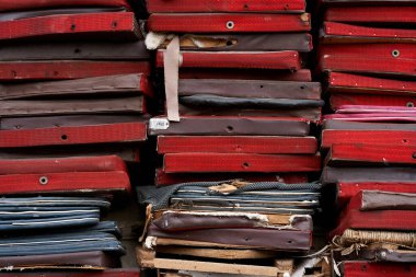 Tiyatronun arka bahçesinde kırık sandalyeler..